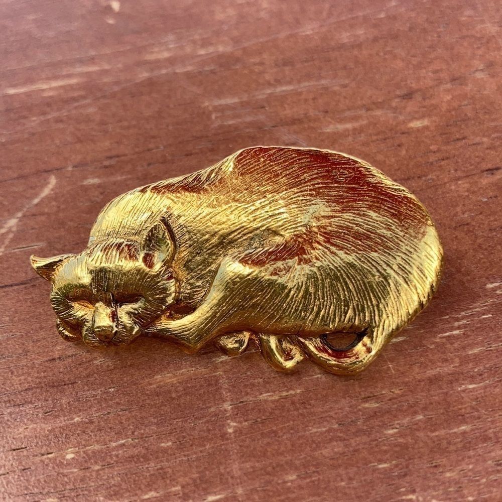 BMP CAT Sleeping brooch gold